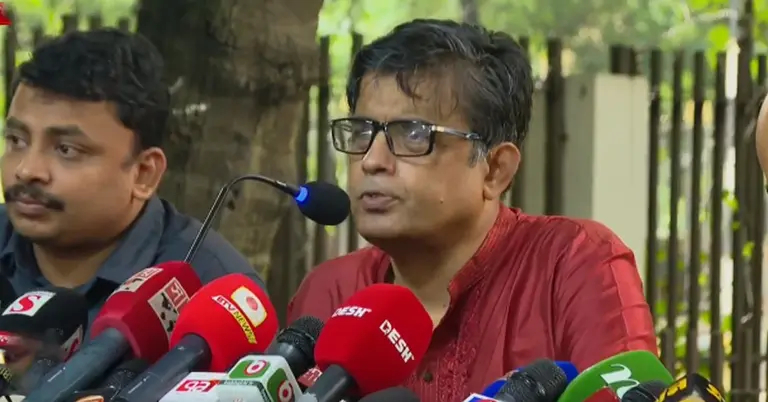 প্রধান উপদেষ্টার বাসভবনে আয়োজিত সংবাদ সম্মেলনে কথা বলছেন প্রেস সচিব